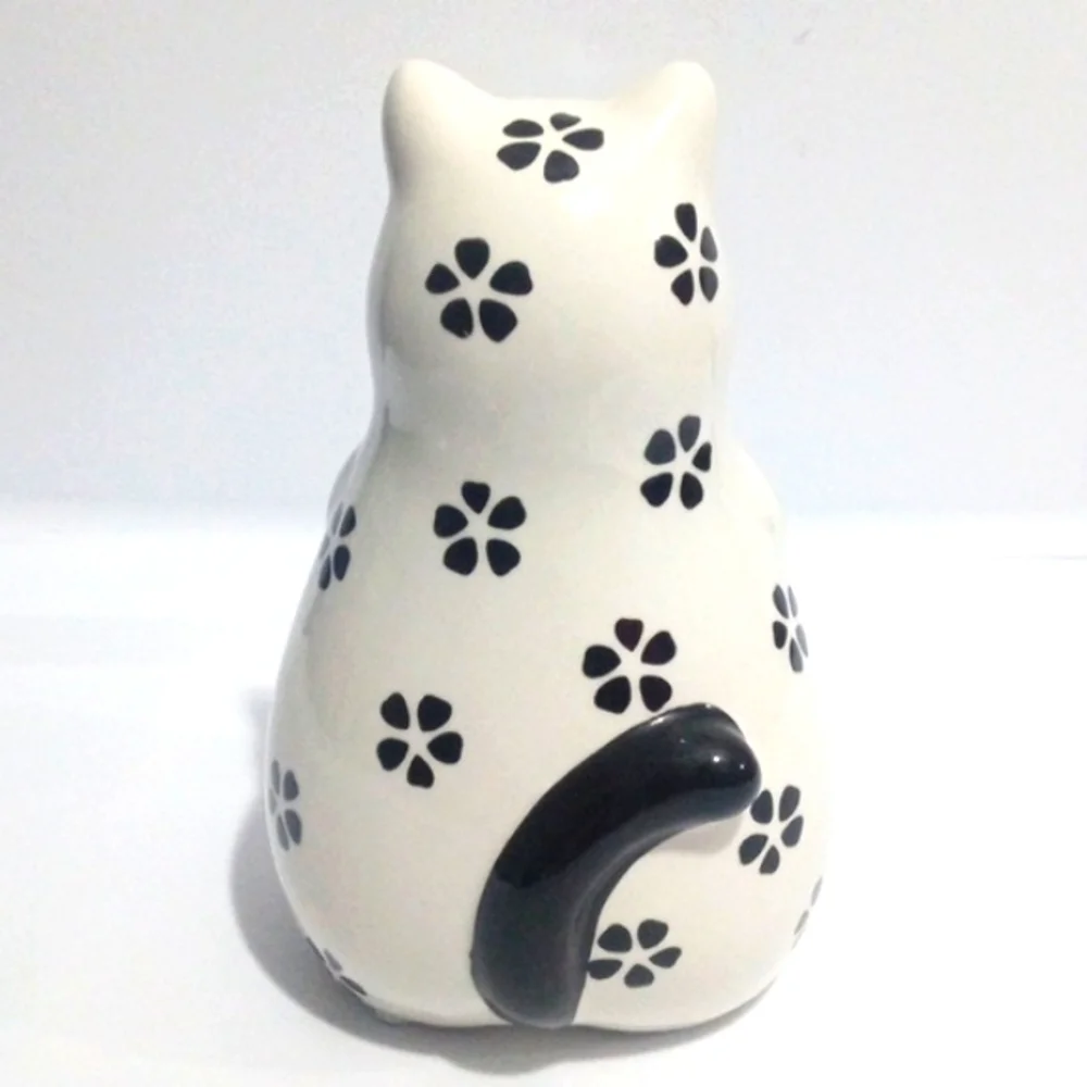CERAMIC CAT FIGURINE Holding a Red Heart - Home or Office Decor - NWOT